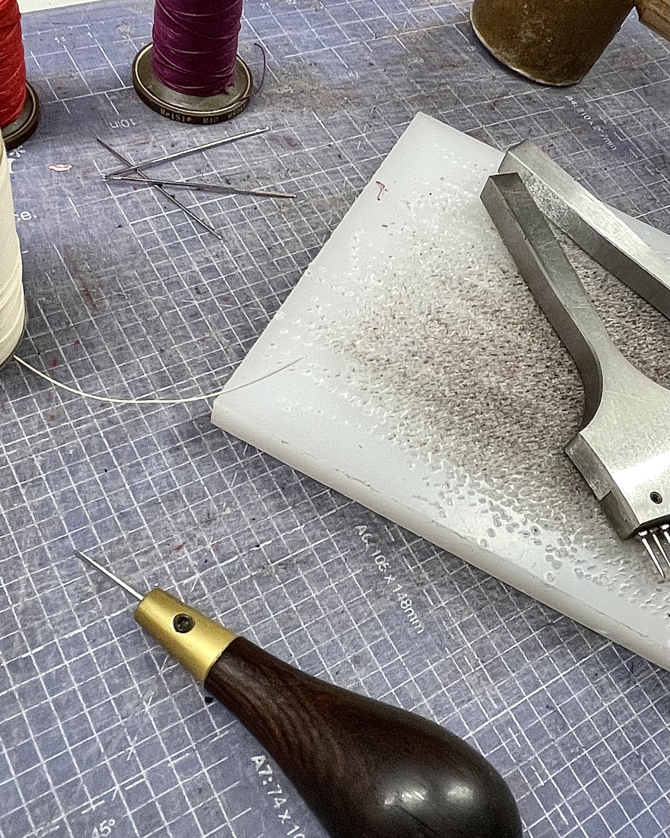 Hand tools and thread arranged on the workbench